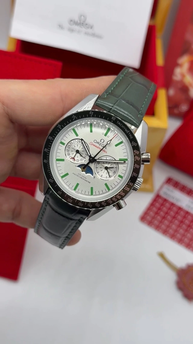Relógio Ômega Speedmaster em aço e couro para revenda no atacado